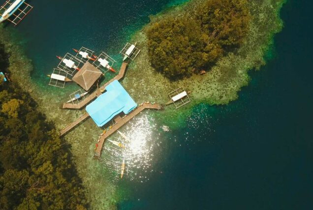 Imbarcazione privata di tipo "bangka" in arrivo alla baia di Sohoton, Siargao, Filippine