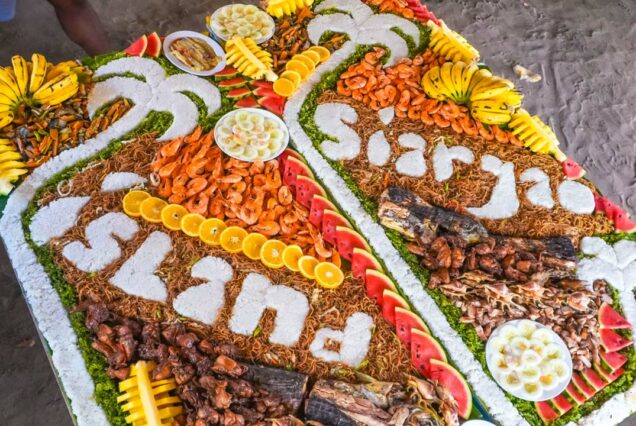 Traditional boodle fight lunch included in Siargao Tri-Island Tour