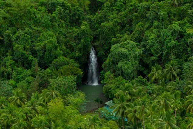 Der Dschungelwasserfall Taktak Falls auf der Siargao-Nord-Tour, Philippinen