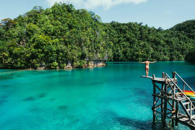 sohoton-uomo-che-si-lancia-dai-scogli-a-Siargao-Filippine