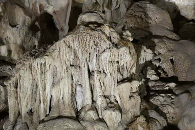 Ingresso della grotta marina a Sohoton Cove durante un tour privato a Siargao